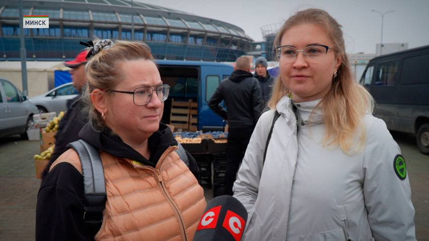 На ярмарке очень большой выбор: свежие овощи, свежие фрукты. Вот мы купили виноград, брокколи. Хорошие цены.