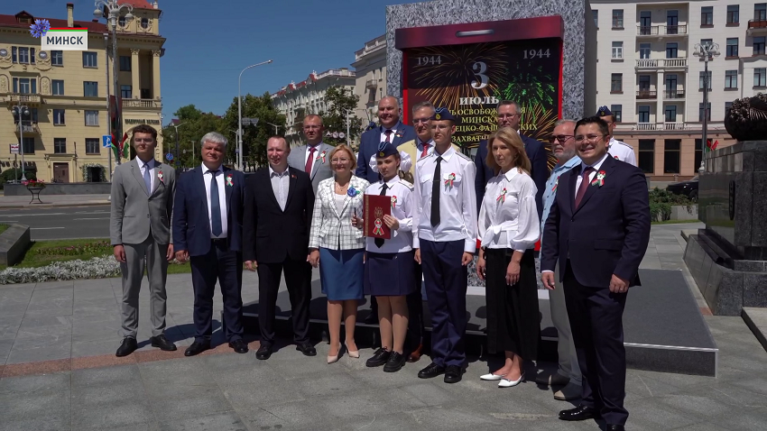 Под документом поставили подписи представители творческих союзов, молодежных движений, союза женщин, научного объединения, крупных политических сил страны. 