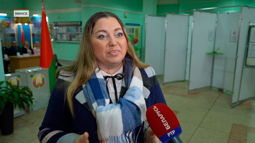 Женщина на участке голосования