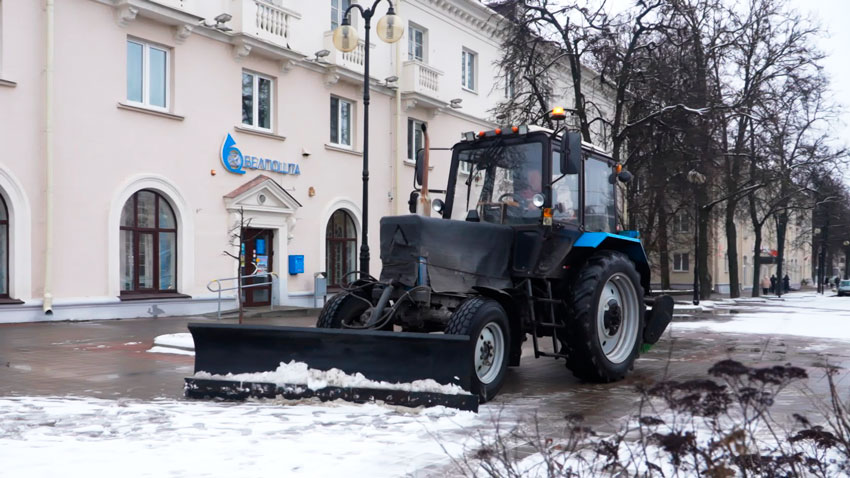 В дни непогоды снег в Минске задействованы десятки единиц техники и тысячи сотрудников ЖКХ