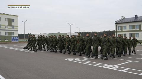 Новобранцы продолжают активно осваивать начальную военную подготовку