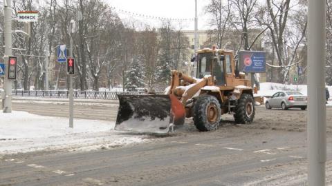 Последствия непогоды, которая накануне обрушилась на страну, в усиленном режиме устраняли коммунальные службы.