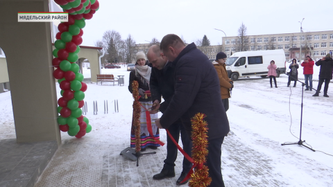 Новый год с новосельем. В Мяделе ввели в эксплуатацию 32-квартирный дом. Счастливыми обладателями собственных квадратных метров стали 10 многодетных семей