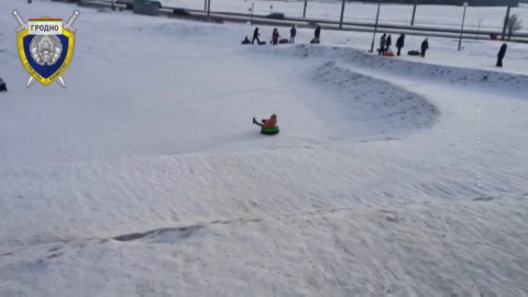 В Гродно в результате падения с тюбинга серьезно пострадала шестилетняя девочка. С тяжелыми травмами ребенка без сознания доставили в больницу