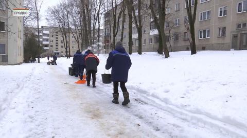 В гродно для уборки снега используют специальные машины