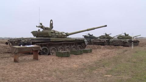 Бойцы вели огонь из зенитного пулемета, 125-миллиметровой пушки, а экипажи сдавали нормативы по разборке-сборке пулемета