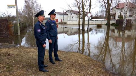 Паводковая ситуация в Гомельском регионе остается на контроле МЧС. На одной из улиц областного центра выставлен пост с лодками