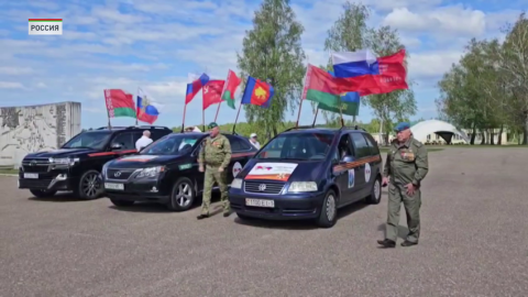 Участники автопробега «Беларусь – Россия» торжественно передали вологжанам капсулу со священной землей Брестской крепости-героя