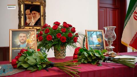 Наталья Кочанова и Игорь Сергеенко оставили записи в книге соболезнований в посольстве Ирана