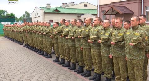 Новобранцам Гродненской погрангруппы вручили боевое оружие