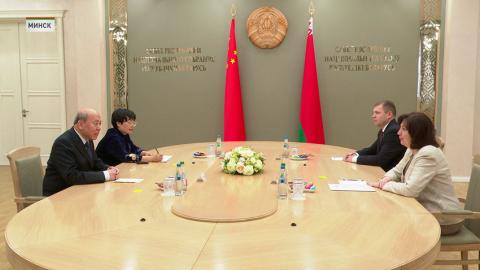 На встрече Наталья Кочанова отметила, что прочный фундамент взаимоотношений двух стран – заслуга лидеров Беларуси и Китая