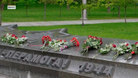 Представители стран СНГ возложили цветы в парке Победы в Минске