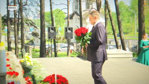 Вместе с заместителем премьер-министра Игорем Петришенко они возложили цветы к монументу