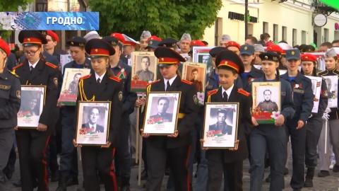 Праздник великой победы в Беларуси всегда отмечают с особой торжественностью. Во всех регионах сейчас проходят митинги, шествия, люди несут к мемориалам цветы и вспоминают героев, которые на смерть стояли за наше мирное небо