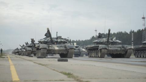Около 300 единиц техники выстроились на аэродроме Липки для тренировки к параду 3 июля
