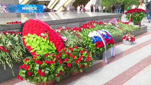 Алые розы, гвоздики легли к стеле «Минск город-герой»