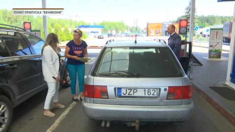 Литовские пограничники заставляют выбрасывать продукты, привезенные из нашей страны. Такая политика на пунктах пропуска связана с введением балтийскими властями ограничений на ввоз товаров. Под запрет попало около 3-х тысяч позиций с пометкой «Сделано в Беларуси»