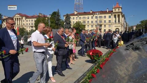 Торжественная церемония прошла 26 июня в столице на площади Победы. Она приурочена к 50-летию со дня присвоения Минску почетного звания «Город-герой»