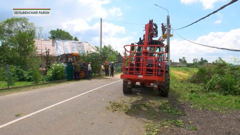 В Зельвенском районе устраняют последствия урагана