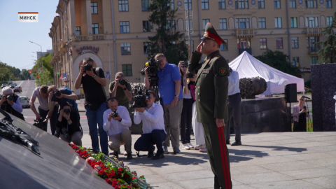 По всей стране 22 июня люди приходили к военным памятникам и мемориалам