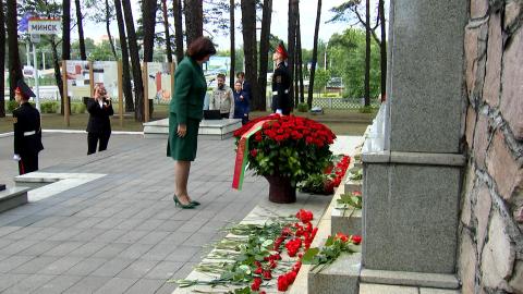В память о героях белорусы 3 июля возлагают цветы к памятникам и братским могилам. Одно из трагических мест столицы – мемориальный комплекс «Масюковщина» посетила Наталья Кочанова