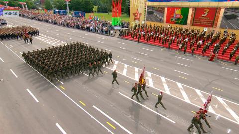 Более пяти тысяч военных прошли по Минску торжественным маршем 3 июля на параде