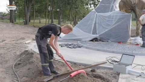 «Живая память благодарных поколений». Монумент под таким названием начали устанавливать в Брестской крепости.