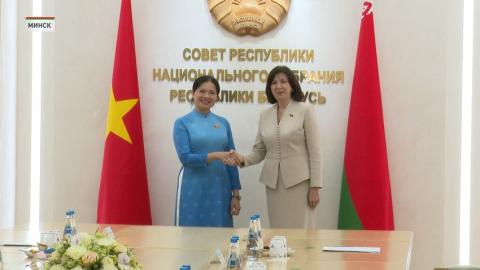 24 сентября председатель Совета Республики встретилась с представителями Союза женщин Вьетнама