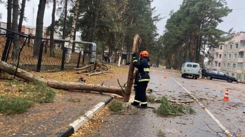 Аварийные бригады энергетиков оперативно восстанавливают энергоснабжение населенных пунктов