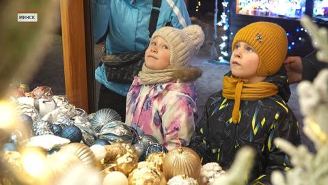 Полки магазинов постепенно заполняются елочными украшениями, карнавальными костюмами и рождественскими подарками.