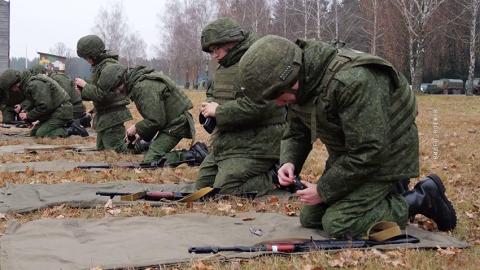 На полигоне «Уручье» у новобранцев минской механизированной бригады проходят комплексные занятия