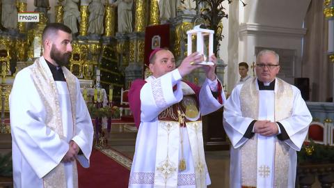 ​​​​​​В Фарный костел Гродно прибыла частичка Вифлеемского огня.