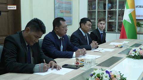 Международные наблюдатели посещают избирательные участки