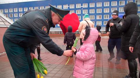 Сотрудники МЧС поздравили девушек Витебска с наступающим Международным женским днём