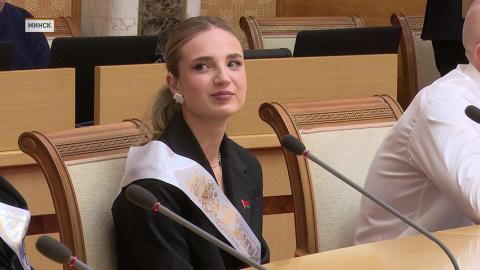 Наталья Кочанова вручила дипломы