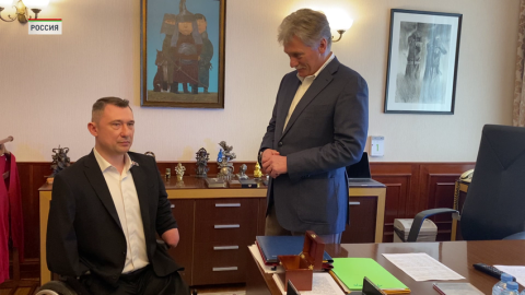 Монеты времен СССР от Президента России и его семьи переданы белорусскому общественному деятелю, паралимпийцу Алексею Талаю