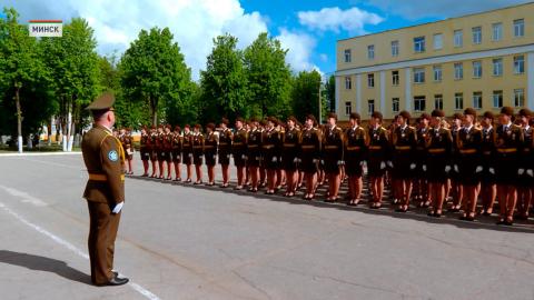 В Минске чествовали девушек-военнослужащих, принявших участие в военном параде