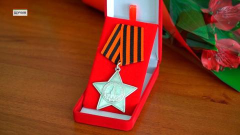Найденный в земле Щучинского района орден Славы передали родственникам его владельца