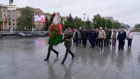 Офицерское братство. Ветераны 14-й дивизии ПВО возложили цветы к Вечному огню на площади Победы