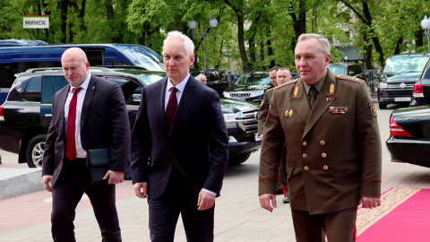 После переговоров во Дворце Независимости прошла встреча министров обороны Беларуси и России