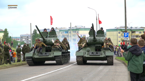 Легендарные танки Т-34 проехали по Слониму