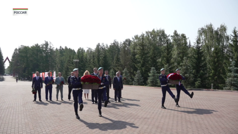 Делегация Мингорисполкома возложила цветы к Вечному огню в парке Победы