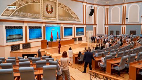 Во Дворце Независимости провели сразу две экскурсии