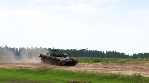 Практические стрельбы из танка Т-72Б с участием курсантов Военной академии провели на полигоне под Борисовом
