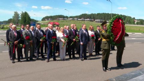 Руководители крупнейших банков Беларуси посетили братскую могилу в Острошицком Городке
