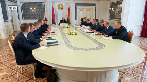 Лукашенко потребовал улучшить сферу туризма и работу холдинга «АМКОДОР»