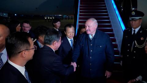 Александр Лукашенко прибыл в Тяньцзинь для участия в крупнейшем саммите в истории ШОС