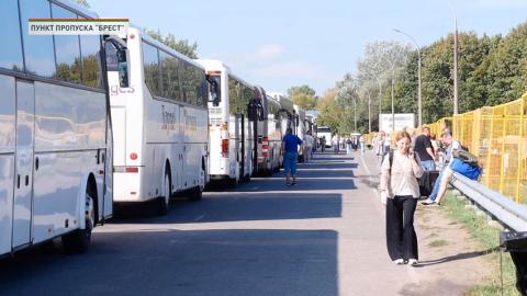 Более 1,5 тысячи автомобилей и 67 автобусов ожидают очереди на въезд в Польшу