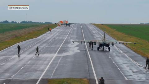 На учении «Запад-2025» военные самолёты посадили на автомобильную дорогу 