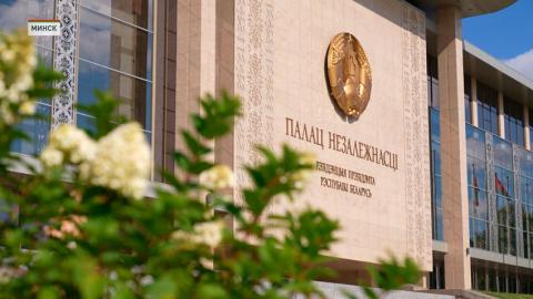Александр Лукашенко поздравил белорусок с Днём матери